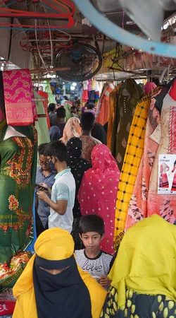 দোকানপাটের ভেতরে স্বাস্থ্যবিধি মানার বালাই নেই