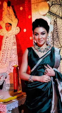 পূজার সাজে জয়া আহসান