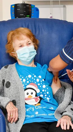 বিশ্বে প্রথম করোনা ভ্যাকসিন নিলেন মার্গারেট