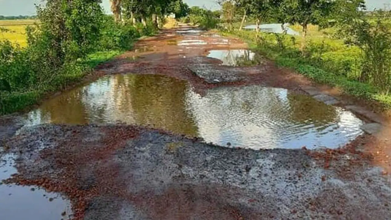ভাঙা সড়কে ভাড়া বেড়ে গেল ২০ টাকা