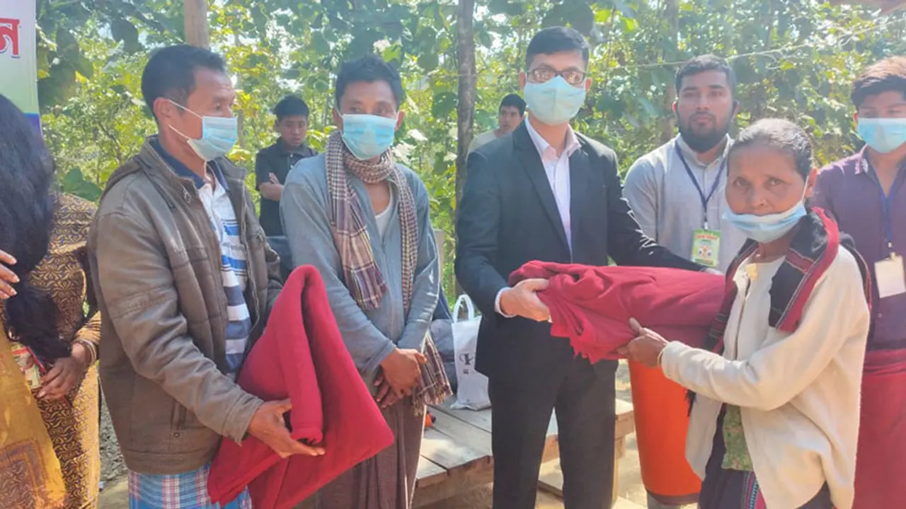 দুর্গম পাহাড়ে উষ্ণতা ছড়াচ্ছেন তারা