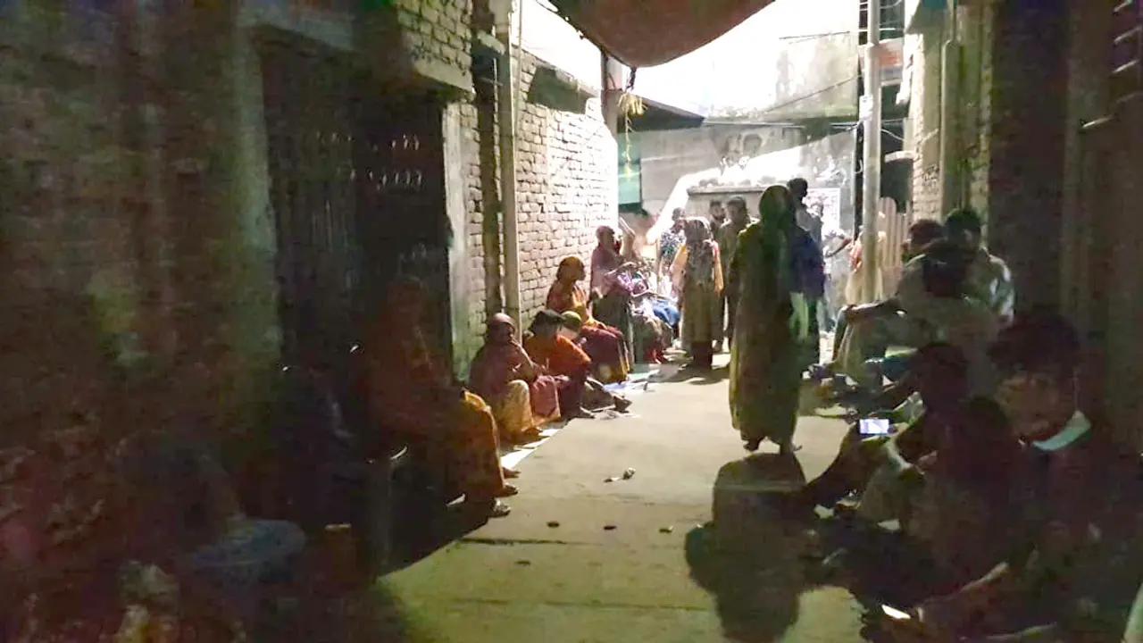 গভীর রাতে টিকাকেন্দ্রের সামনে দীর্ঘ লাইন