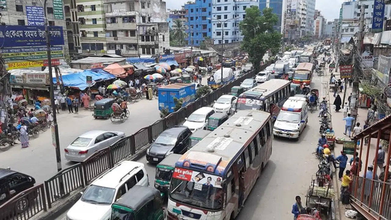 রাজধানীর সড়কে ধীরগতি, গণপরিবহনে যাত্রীও কম