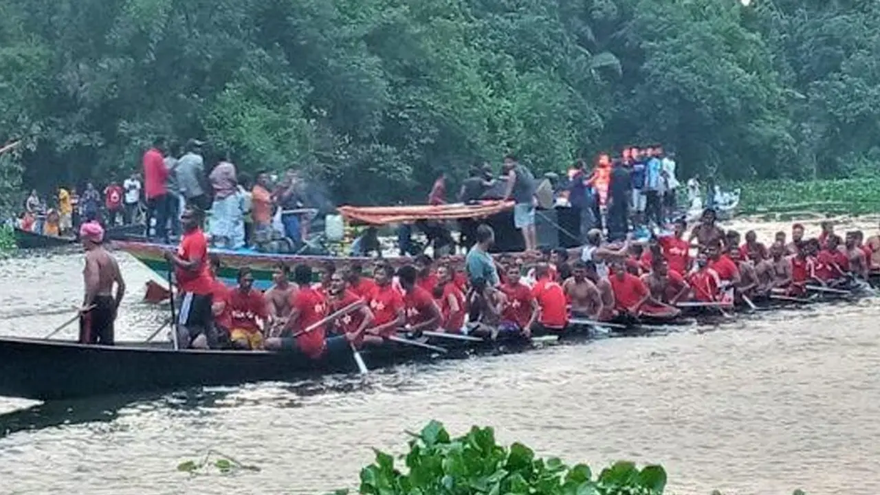 নবাবগঞ্জের ইছামতি নদীতে ঐতিহ্যবাহী নৌকাবাইচ