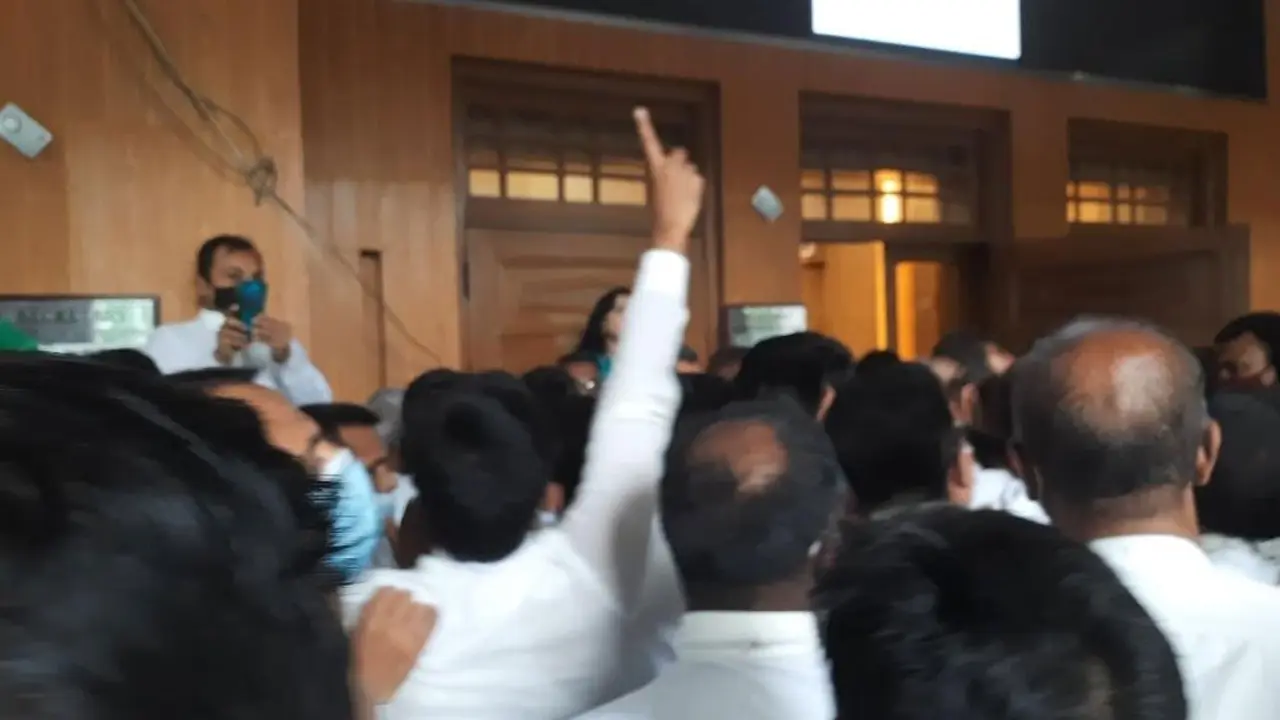 বারের প্যাডে জিয়াকে নিয়ে বিবৃতি : উত্তাল সুপ্রিম কোর্ট প্রাঙ্গণ