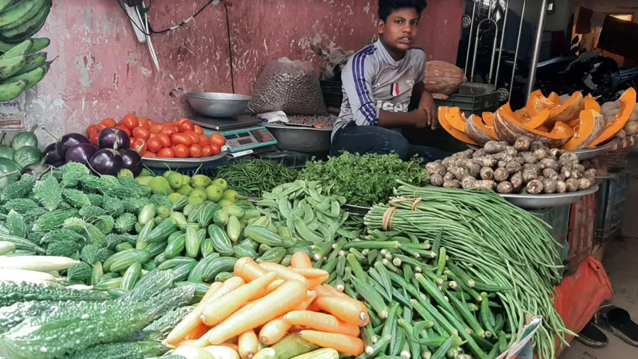 শিমের কেজি ২০০ টাকা, বেগুন ১০০