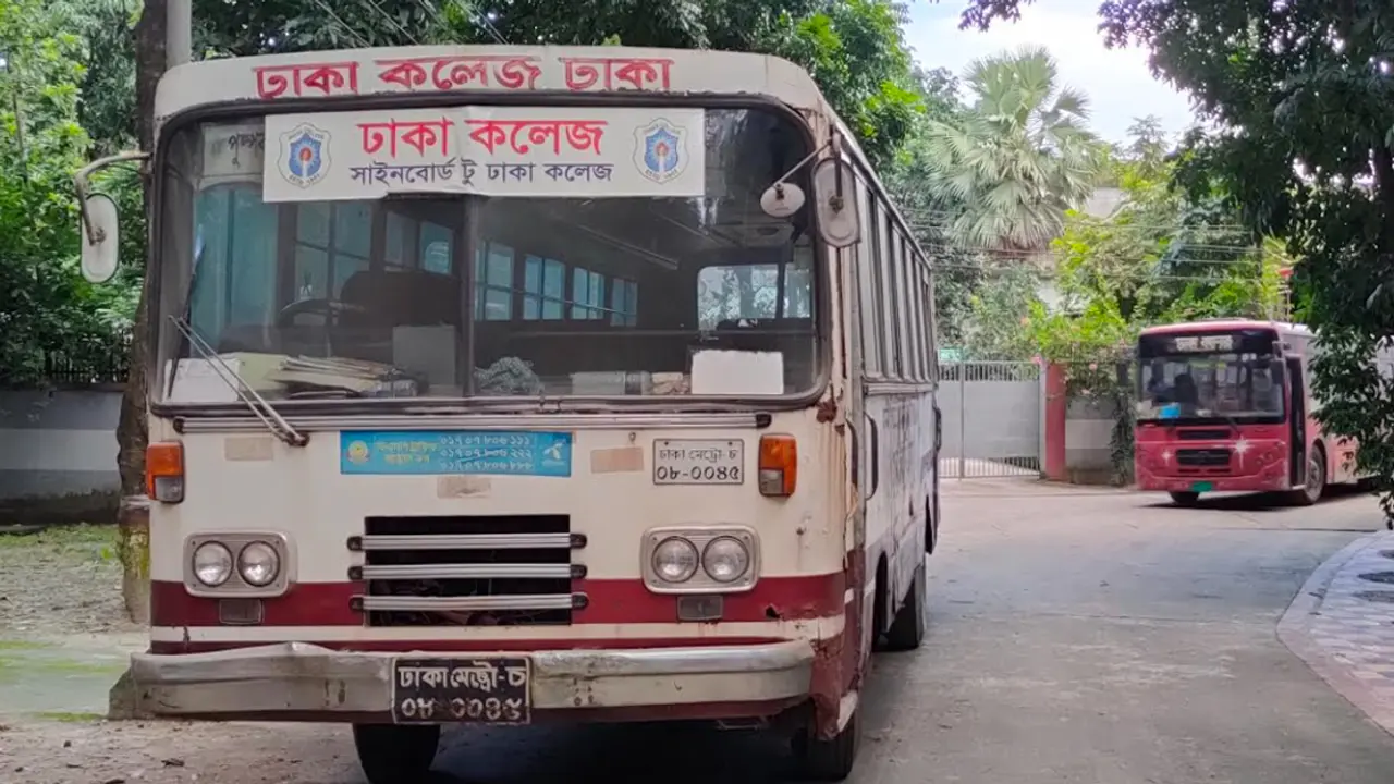 শিক্ষার্থী পরিবহনে চলবে ঢাকা কলেজের ৪ বাস