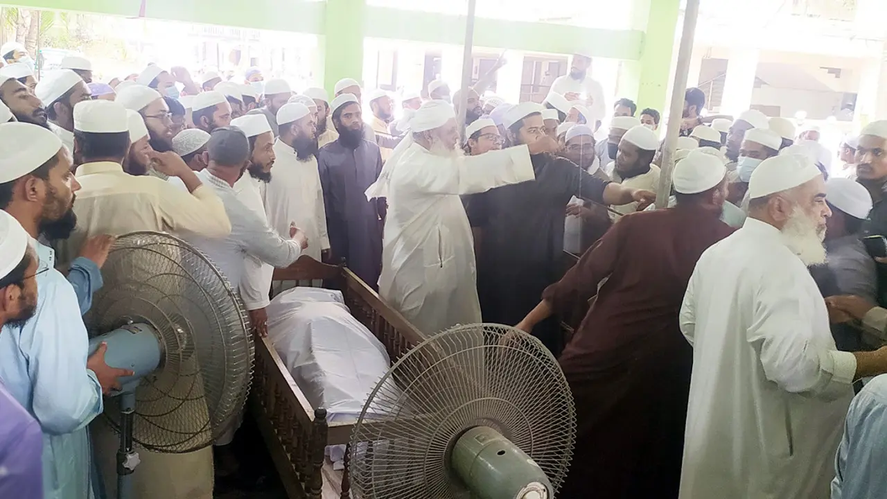 সন্ধ্যায় নয়, রাত ১১টায় হবে জুনায়েদ বাবুনগরীর জানাজা