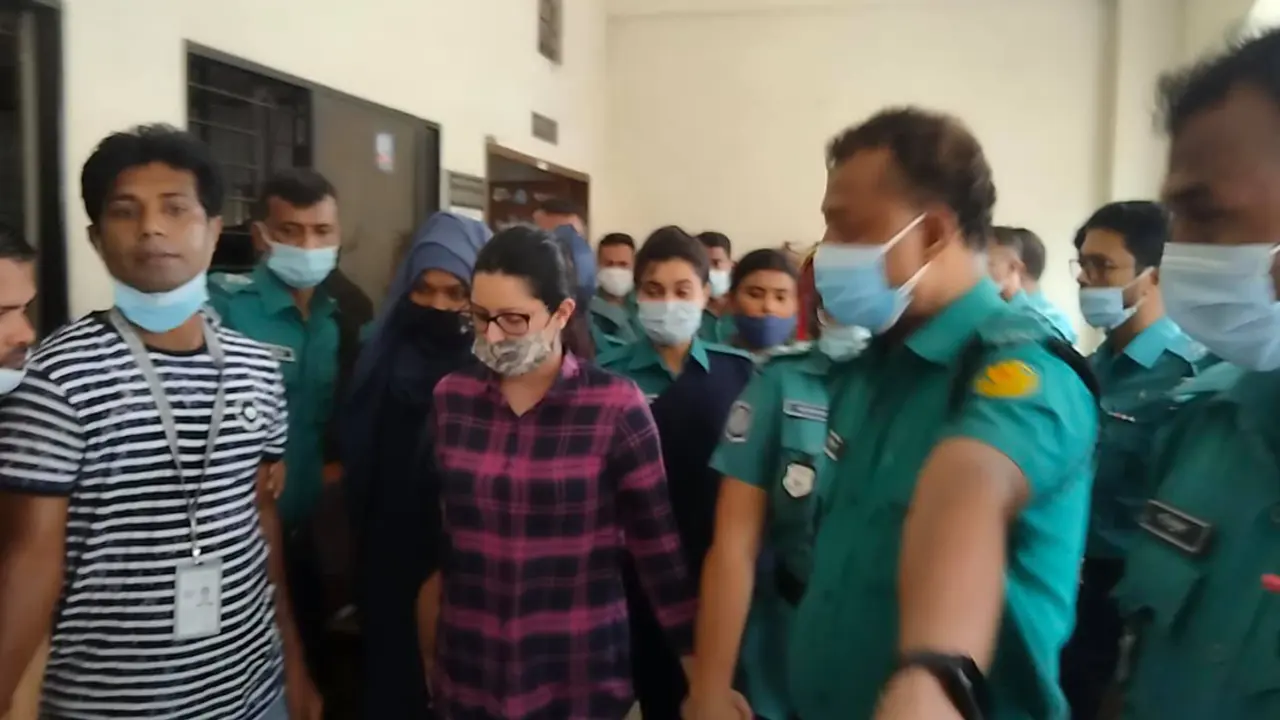 ৭ দিন এক কাপড়ে পরীমণি