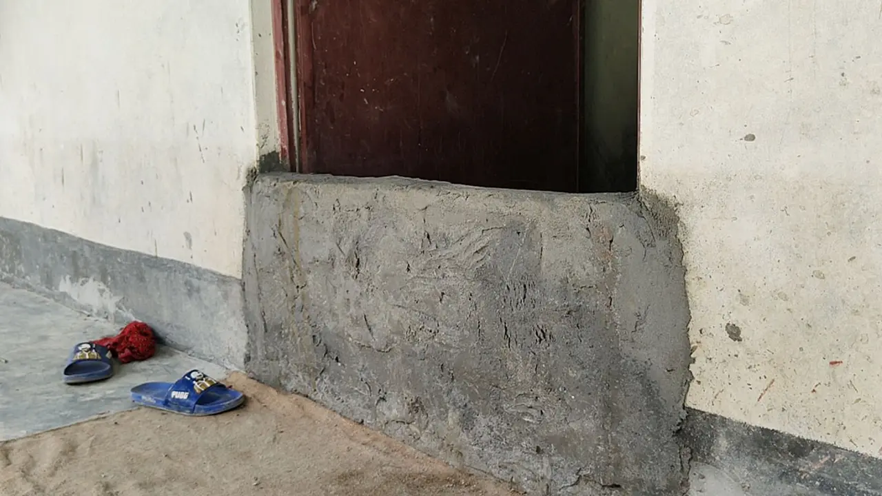উপহারের ঘরের দরজায় দেয়াল
