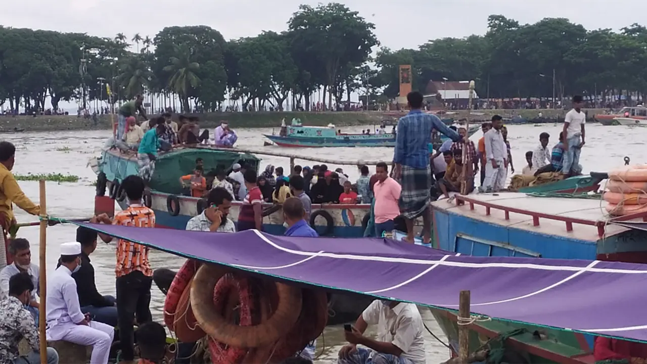 ঝুঁকি নিয়ে পদ্মা-মেঘনা পাড়ি দিচ্ছে হাজারো মানুষ