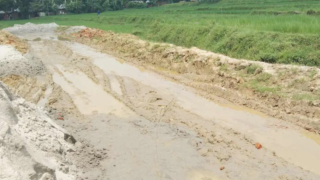 ১৫ দিনেই হারিয়ে গেল ১০ লাখ টাকার রাস্তা!