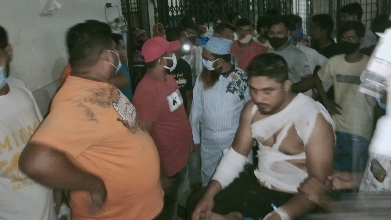 হাসপাতা‌লে ঢুকেও সাংবা‌দিক‌কে কোপাল ছাত্রলী‌গের নেতাকর্মীরা