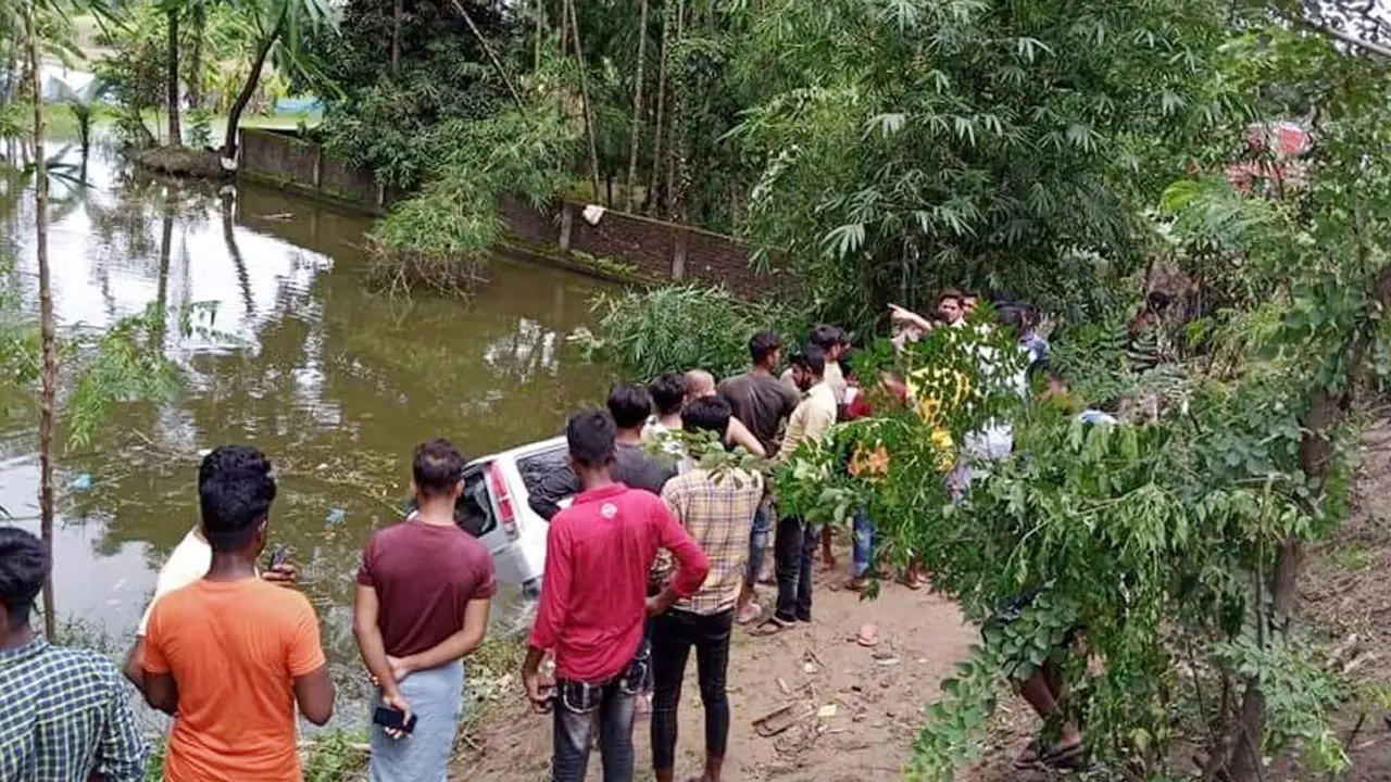 চকরিয়ায় নিয়ন্ত্রণ হারিয়ে মাইক্রোবাস পুকুরে, নিহত ৭