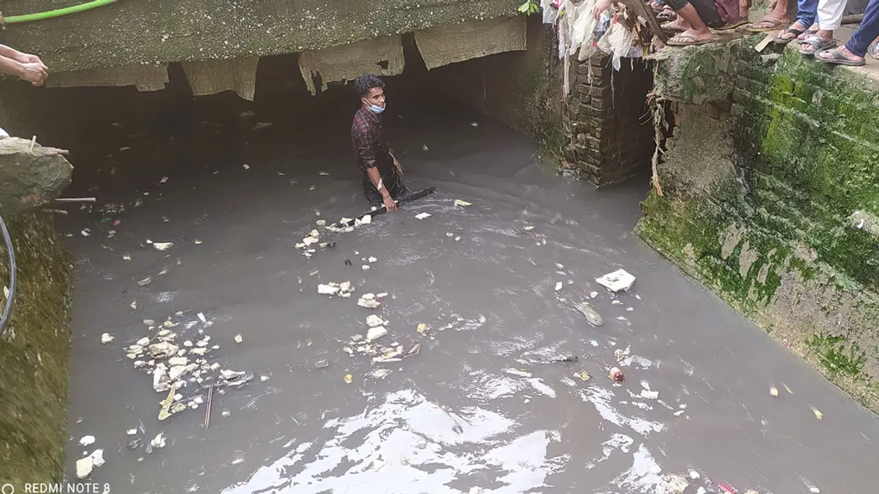 চট্টগ্রামে বৃষ্টিতে তলিয়ে থাকা নালায় পড়ে ব্যবসায়ী নিখোঁজ