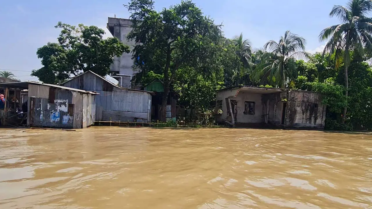 দোহার-নবাবগঞ্জে বন্যায় পানিবন্দি হাজারো মানুষ