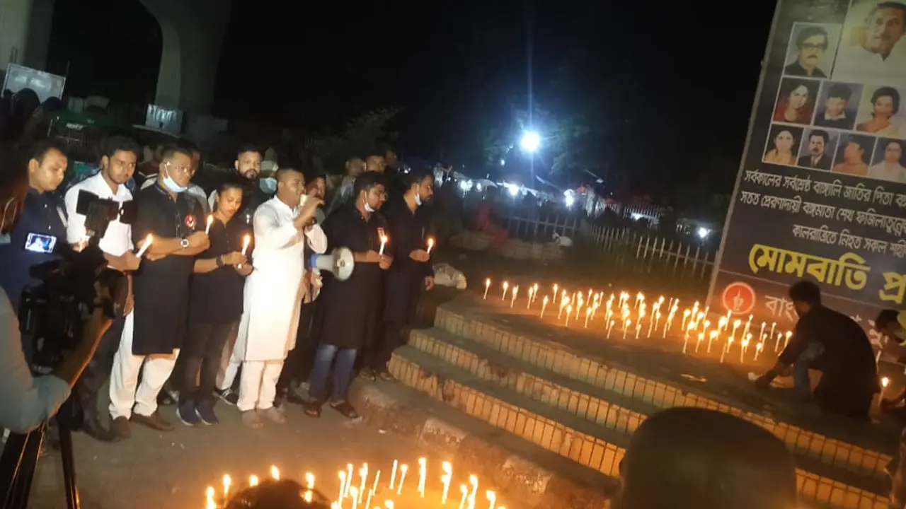 ঢাবিতে মুক্তিযুদ্ধ মঞ্চের মোমবাতি প্রজ্বালন