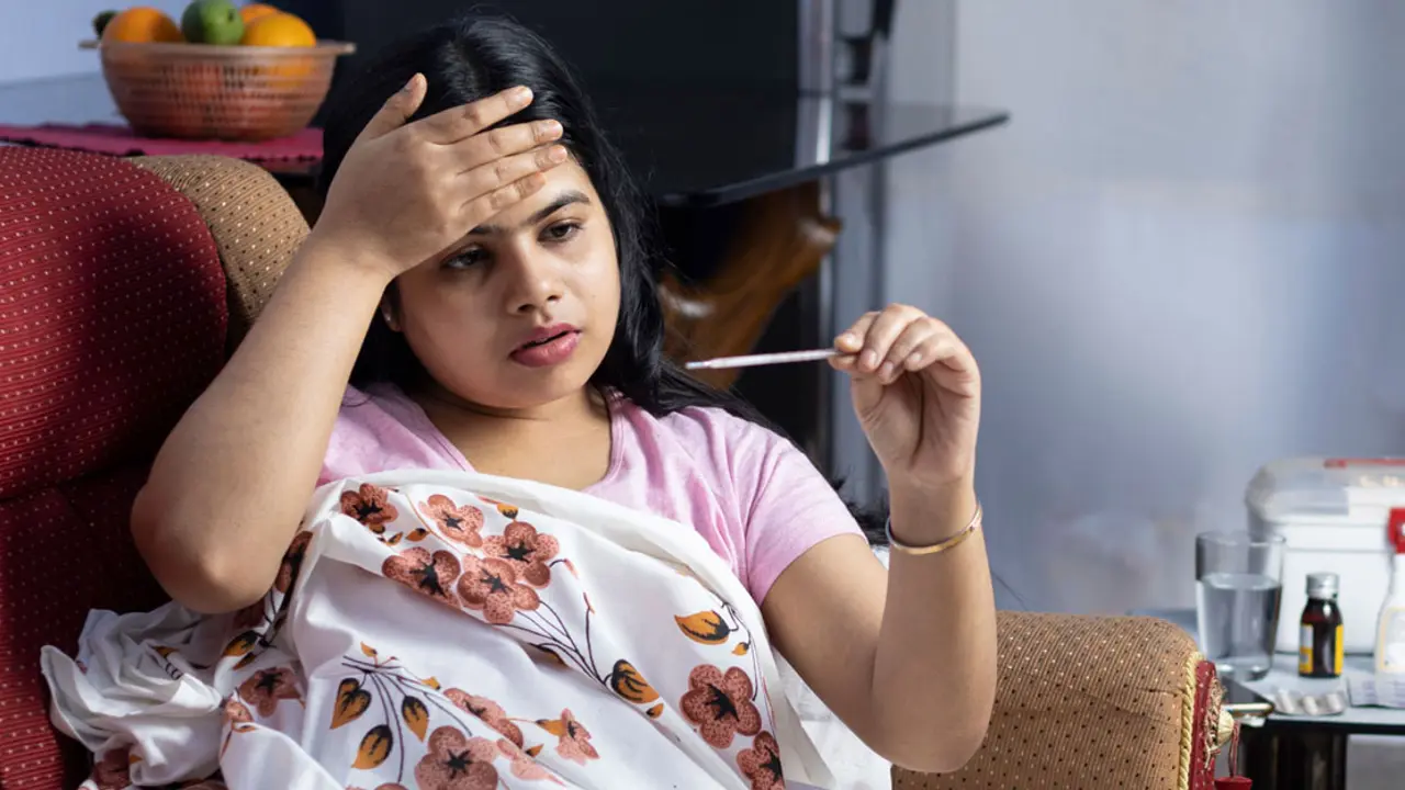 হঠাৎ জ্বর? ডেঙ্গু না করোনা, যেভাবে বুঝবেন