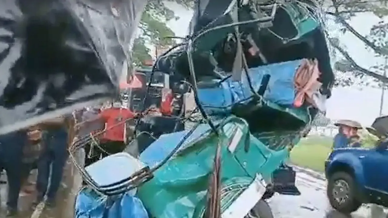 হবিগঞ্জে কাভার্ড ভ্যানচাপায় অটোরিকশার ৬ যাত্রী নিহত