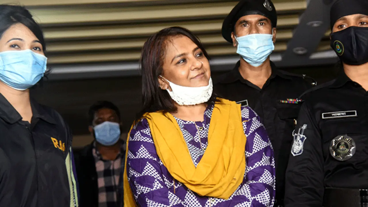 ভ্রমণে গিয়ে বিদেশি মদ আনতেন হেলেনা