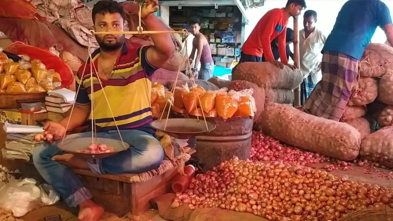 আমদানি কমের অজুহাতে হিলিতে বেড়েছে পেঁয়াজের দাম