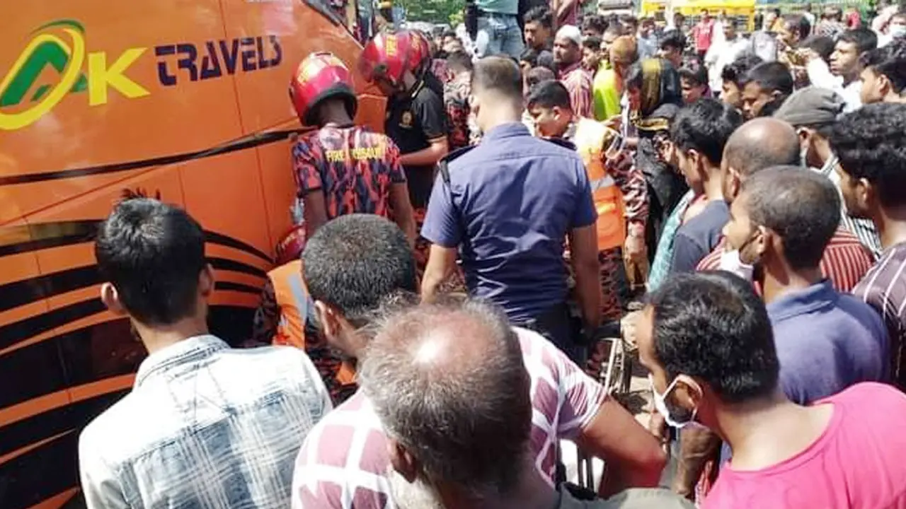বাসচাপায় প্রাণ গেল নানি-নাতনির