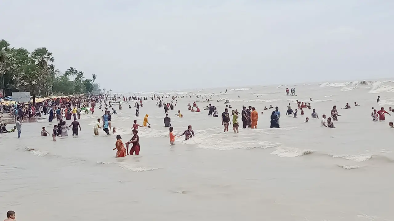 কুয়াকাটা সৈকতে পর্যটকের ঢল