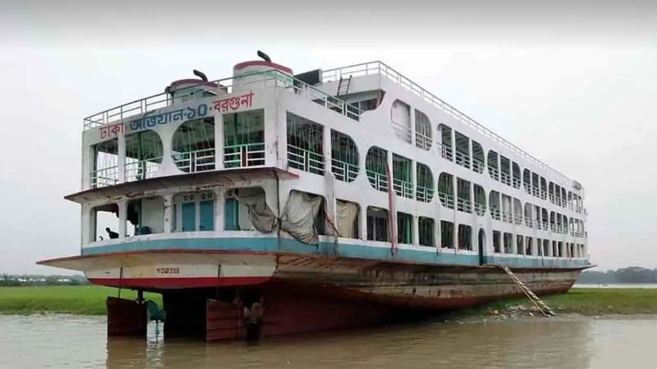 ৩৩ ঘণ্টাতেও উদ্ধার হয়নি চরে আটকা লঞ্চ
