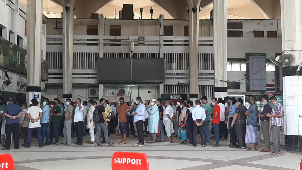 শুরুতেই ট্রেনের টিকিট পেতে ভোগান্তি