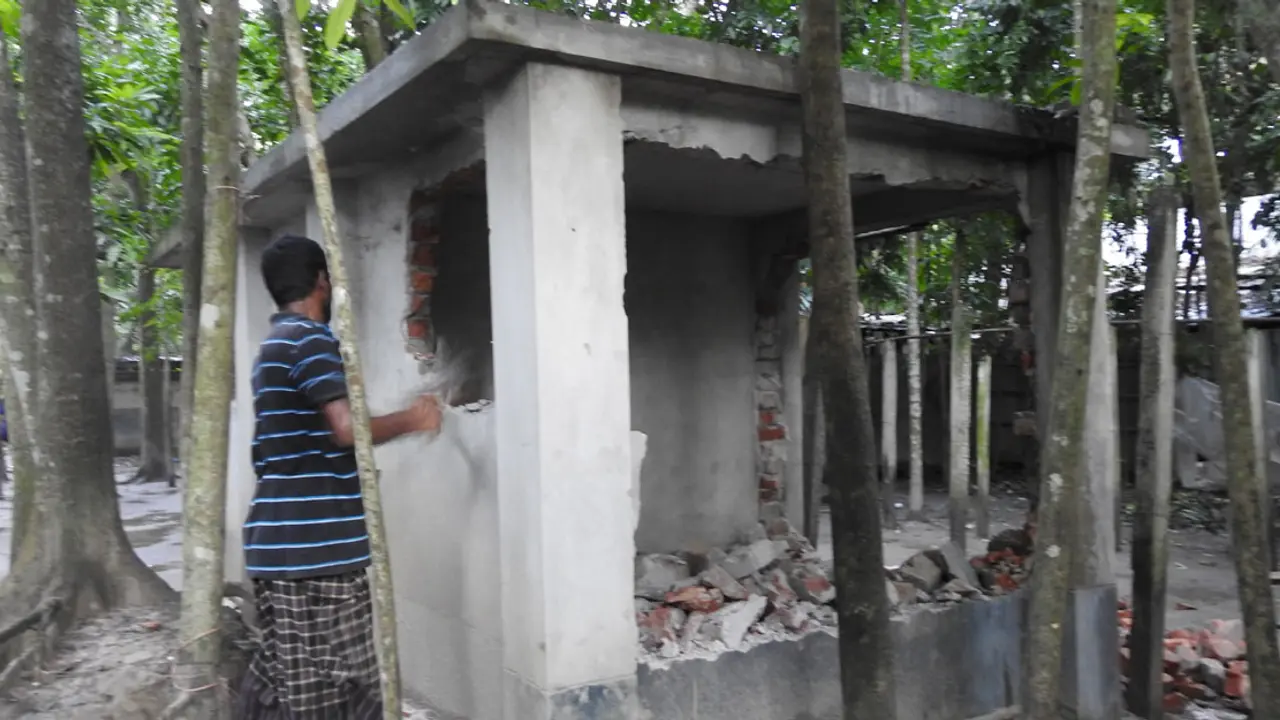 ঘরের মেঝেতে নিজের তৈরি কবরে মরদেহ দাফন, অতপর...