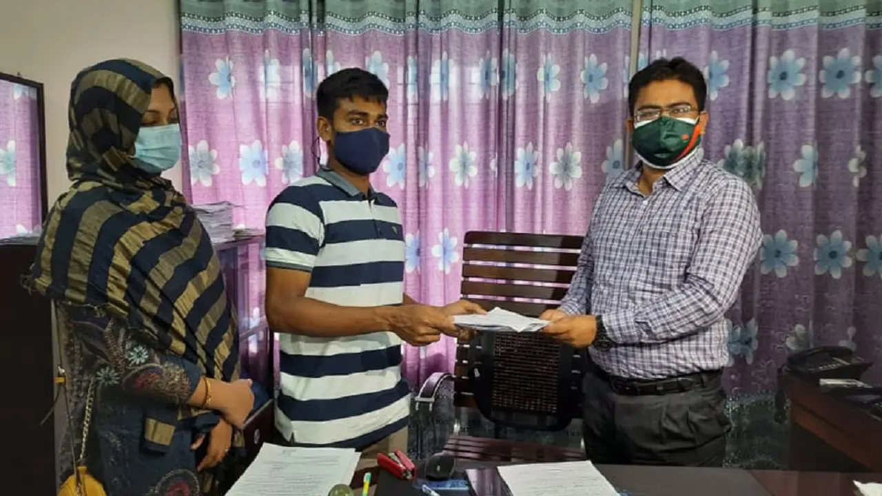 সস্ত্রীক ‘নতুন ভোটার’ হলেন মিরাজ