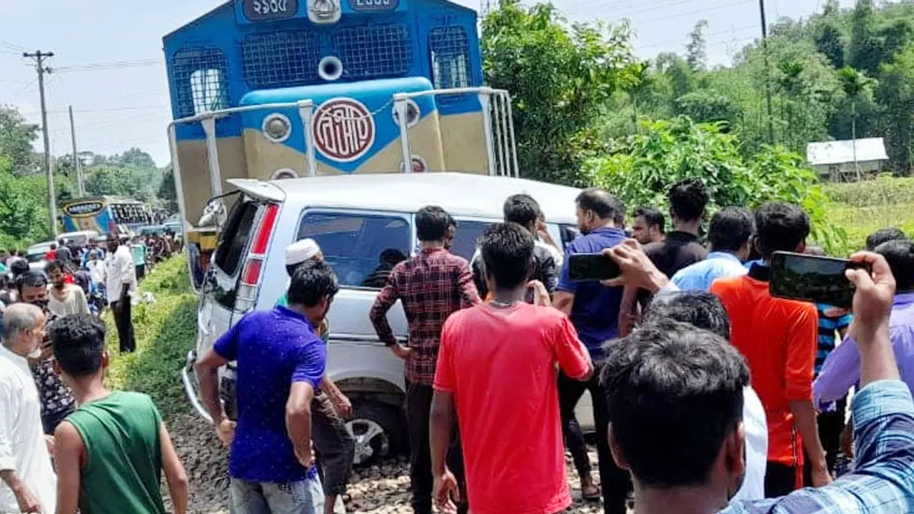 মৌলভীবাজারে মাইক্রোবাসে ট্রেনের ধাক্কা, নিহত ৩
