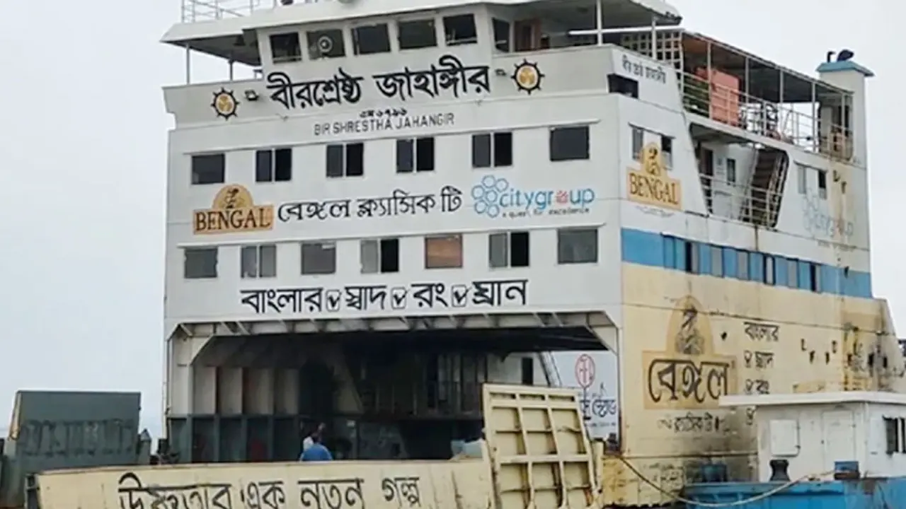 এবার পদ্মা সেতুর স্প্যানে ফেরির ধাক্কা