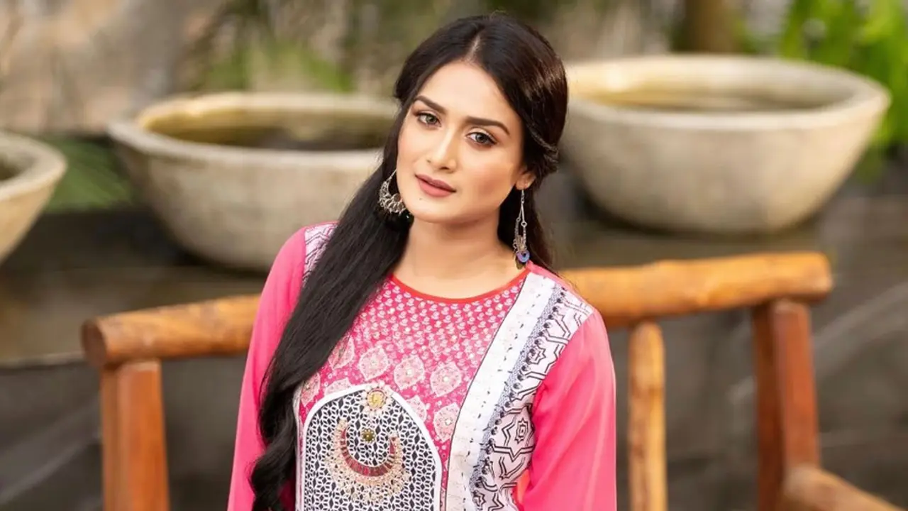 দুর্ঘটনার কারণে অভিনয় থেকে বিরতি নিলেন নাদিয়া