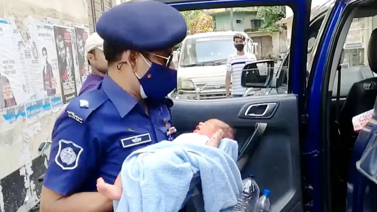 সবজিক্ষেতে পাওয়া নবজাতককে দেখভাল করছেন ওসি