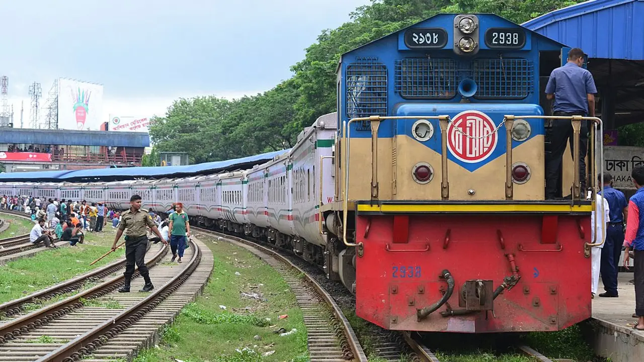 সোমবার সকাল থেকে ট্রেনের টিকিট বিক্রি শুরু