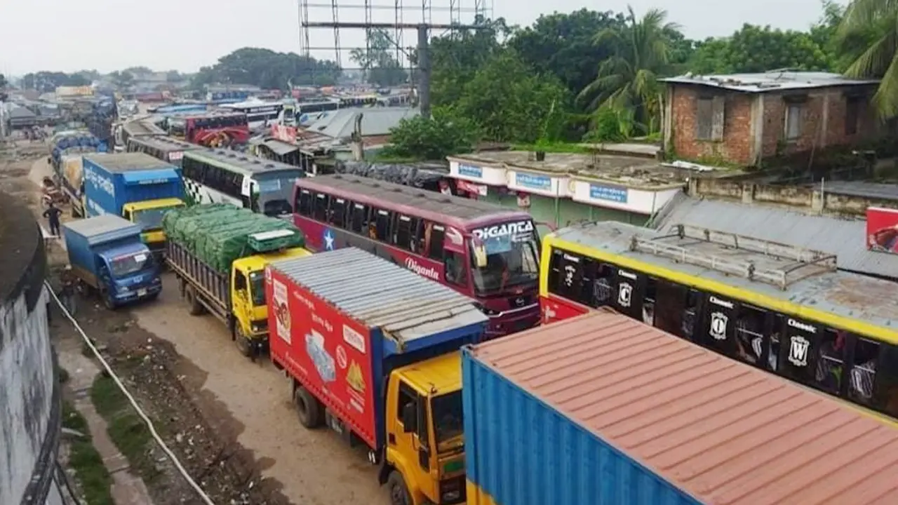 দৌলতদিয়ায় ফেরি পারের অপেক্ষায় ৭ শতাধিক গাড়ি