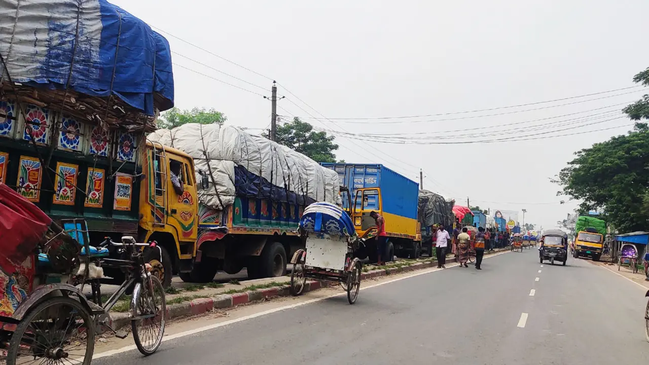 দৌলতদিয়ায় পারের অপেক্ষায় ৫০০ পণ্যবাহী ট্রাক