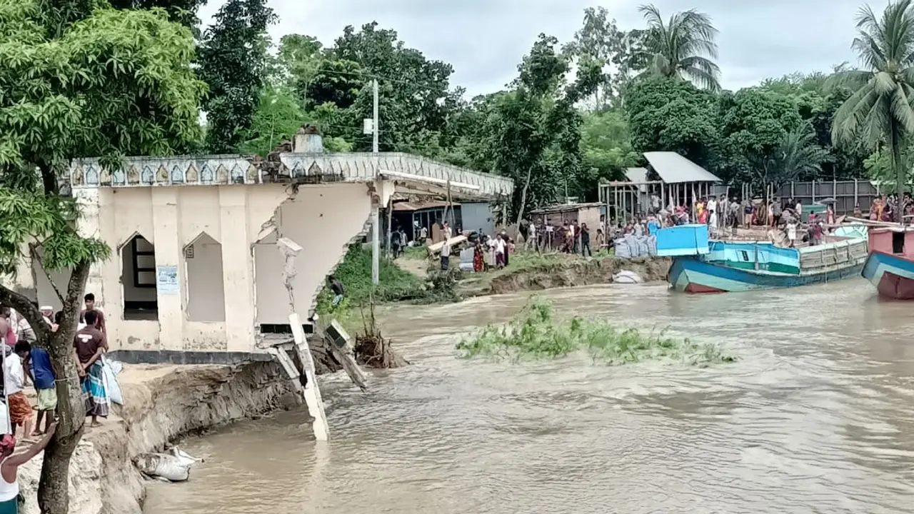 পদ্মার ভাঙনে মসজিদ বিলীন, দৌলতদিয়ার ৪ নম্বর ফেরিঘাট বন্ধ