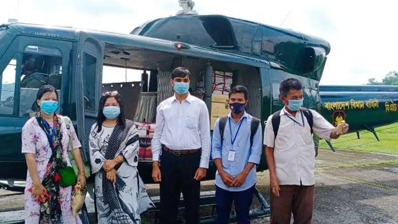 দুর্গম পাহাড়ে টিকা গেল হেলিকপ্টারে