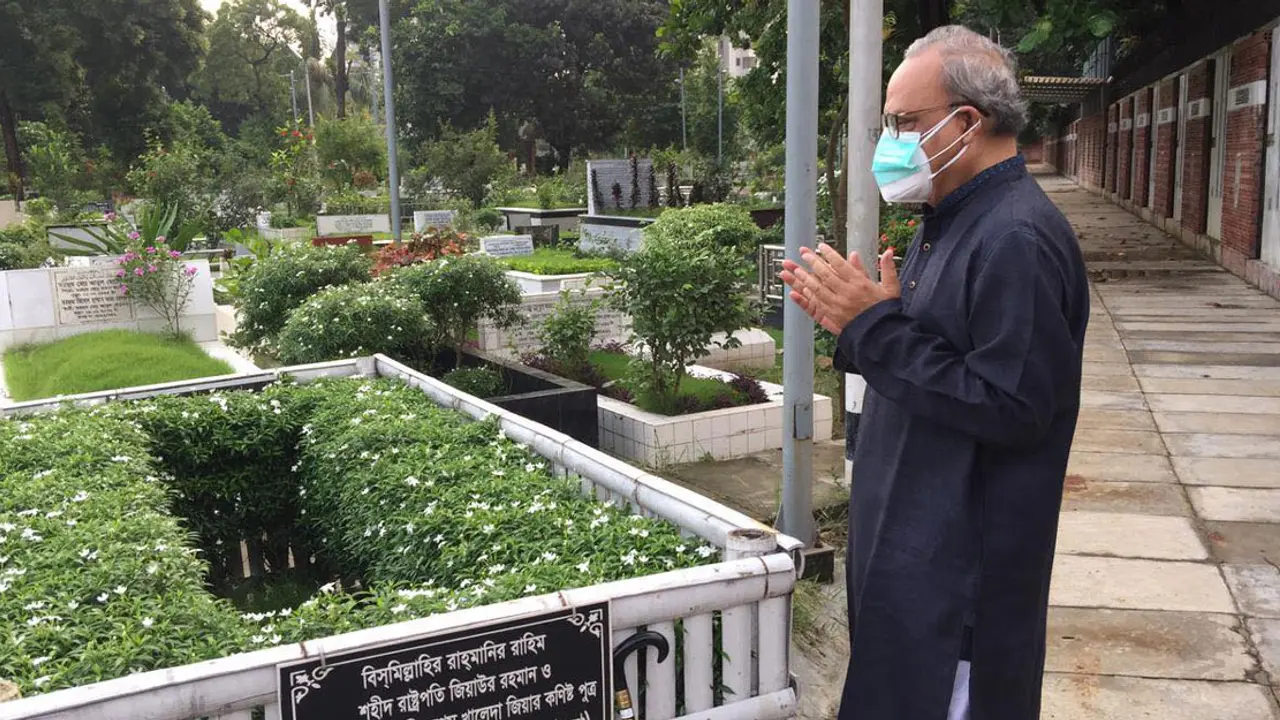 একাই কোকোর কবর জিয়ারত করলেন রিজভী