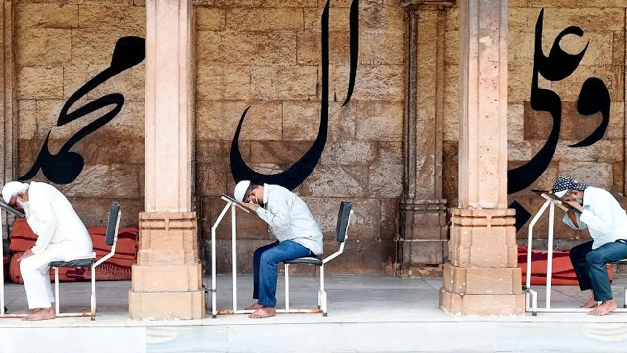 চেয়ারে বসে নামাজ পড়া যাবে কি?