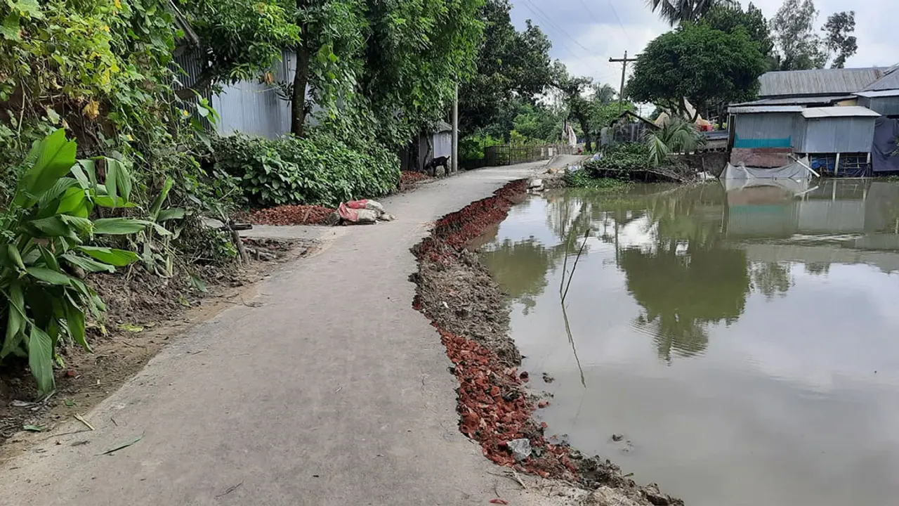 ১৫ দিনেই ধসে গেল ৮০ লাখ টাকার রাস্তা