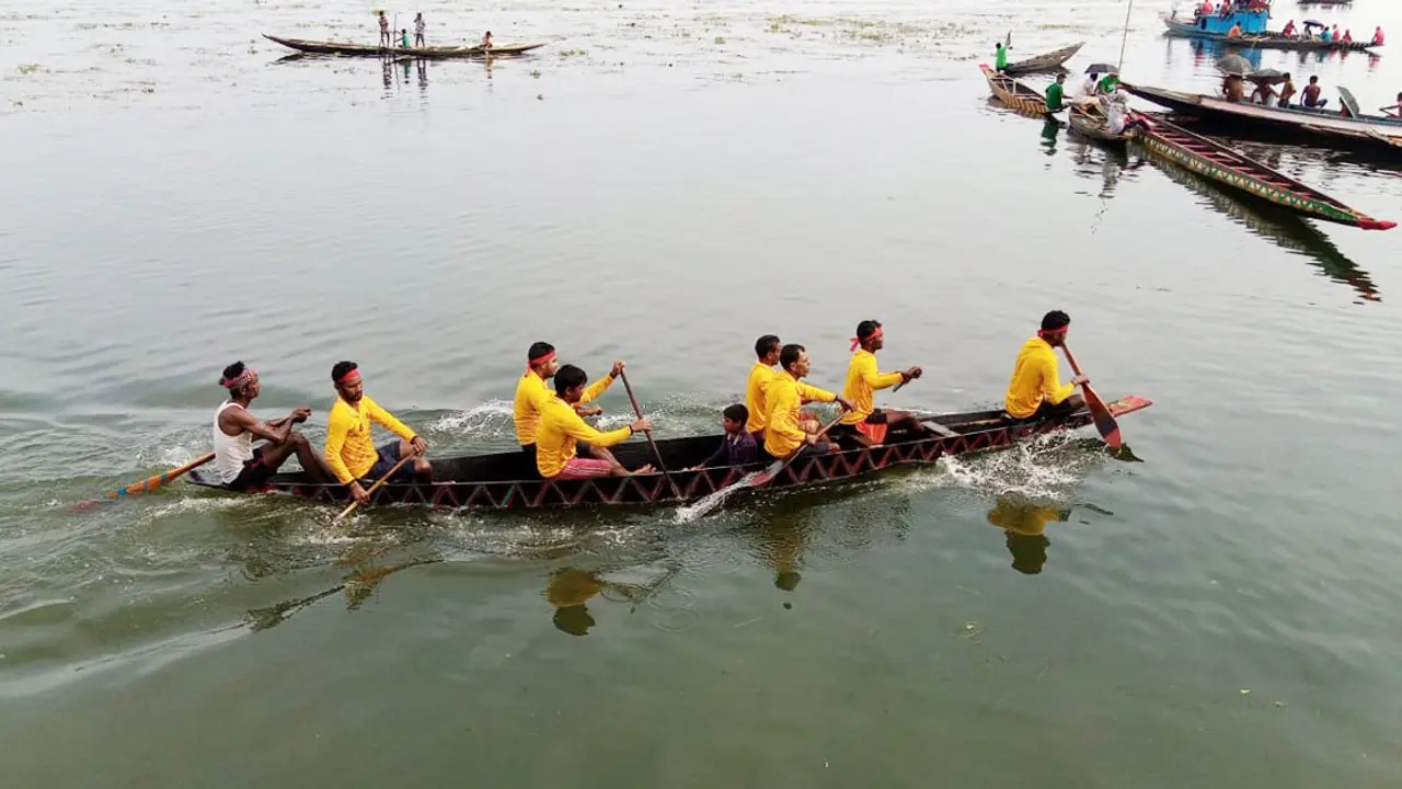 করচার হাওরে শুরু নৌকাবাইচ প্রতিযোগিতা