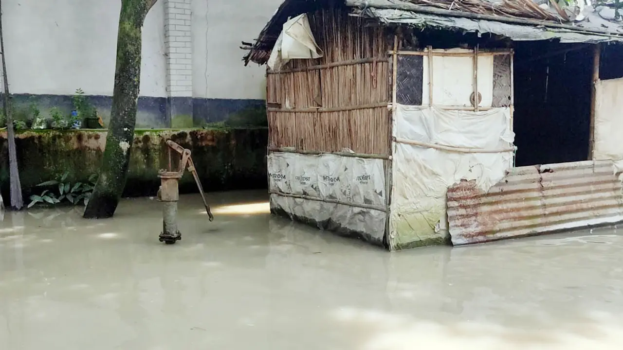 বিশুদ্ধ পানির সংকটে পানিবন্দি মানুষ