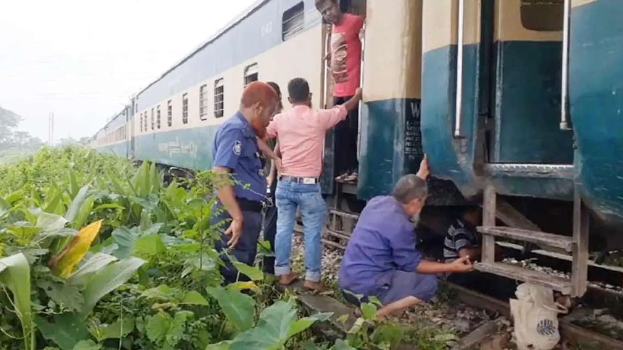 ময়মনসিংহে ট্রেন লাইনচ্যুত: ৩ ঘণ্টা পর যোগাযোগ স্বাভাবিক