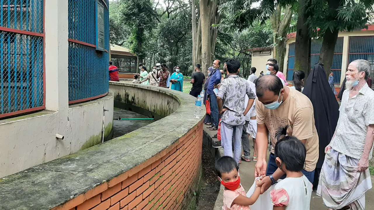 চিড়িয়াখানায় শিশুদের বাঁধভাঙা উচ্ছ্বাস