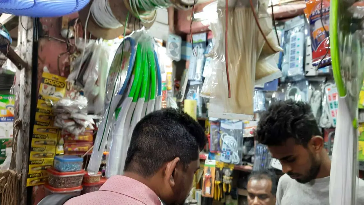 মশার সঙ্গে বেড়েছে ব্যাটের দাম
