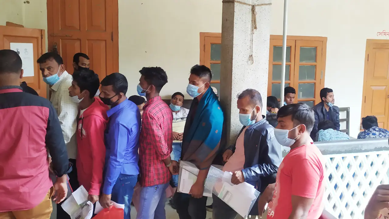 চাঁদপুরে ফিঙ্গার প্রিন্ট সার্ভার বন্ধ, বিদেশগামীদের ভোগান্তি