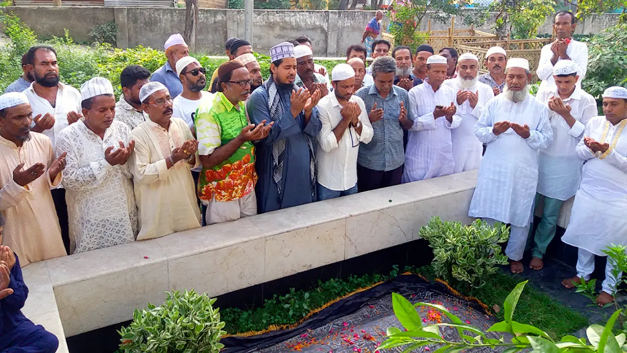 কবরের কাছে যেসব কাজ নিষিদ্ধ